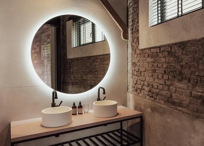 Cousins Boutique Hotel *